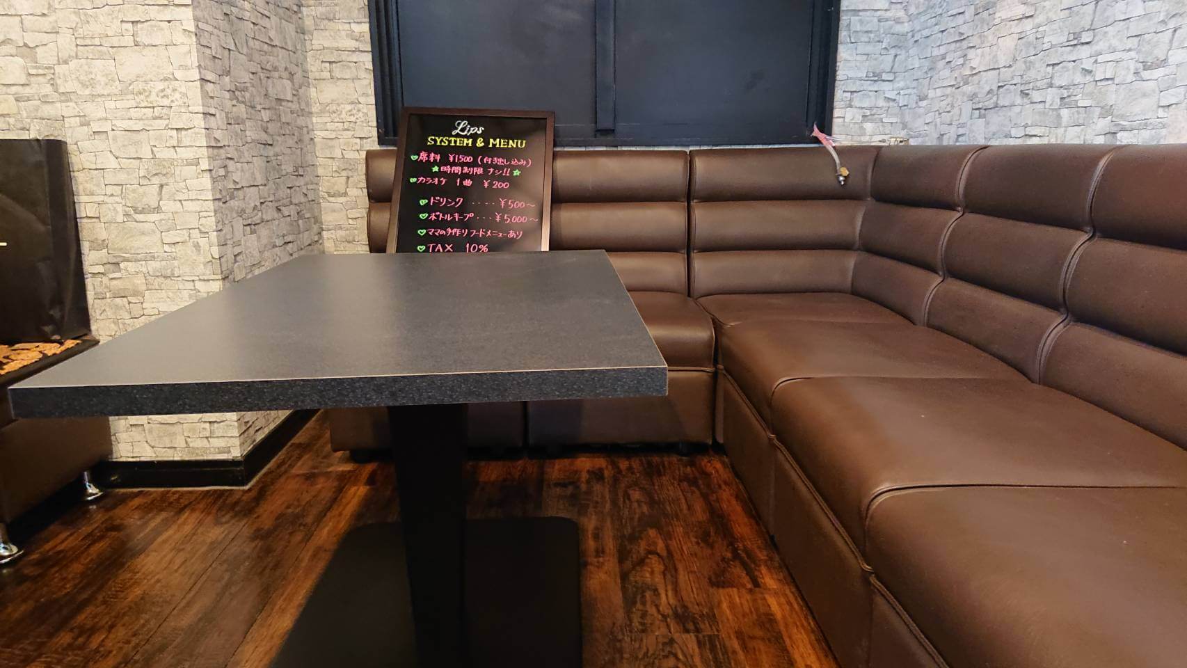 【店舗家具】バーの店舗におしゃれな金属脚のソファーテーブル(名古屋)
